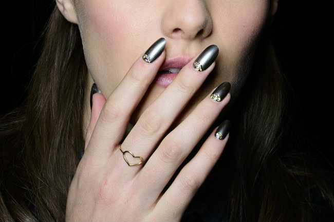 Популярные тренды модного дизайна ногтей с втиркой