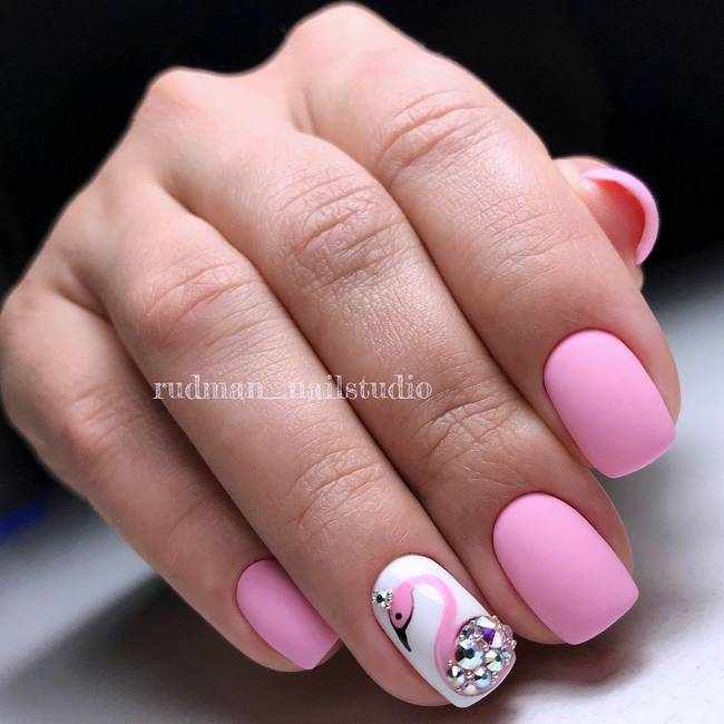 Примеры розового маникюра на короткие ногти
