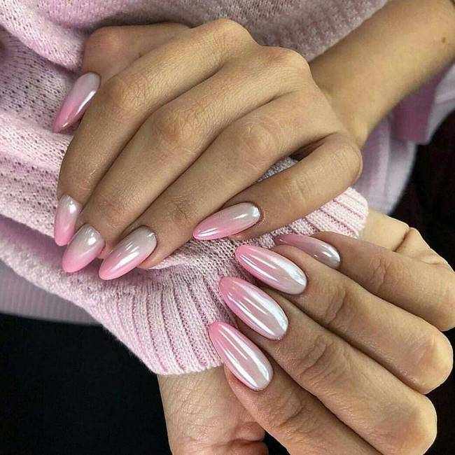 Перламутровые розовые ногти