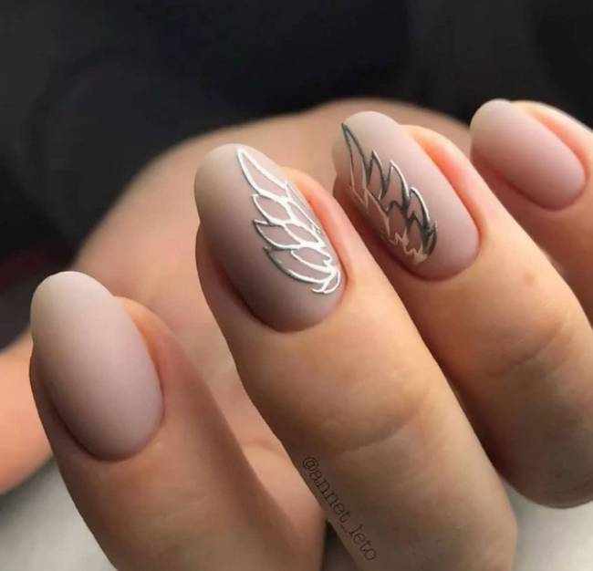 Бежевый дизайн ногтей с серебром