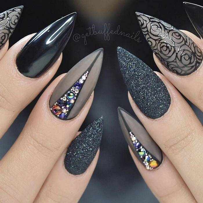 Черный дизайн ногтей с блестками и стразами