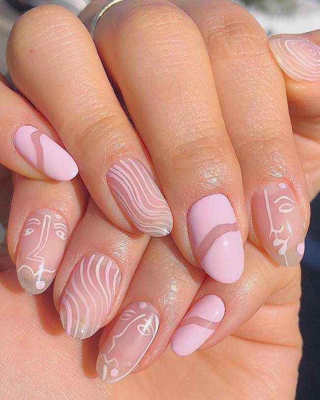 Розовые ногти в стиле минимализм