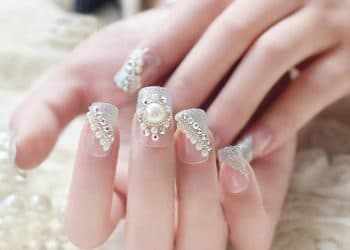 JamAdvice_com_ua_Wedding-manicure-with-rhinestones-15