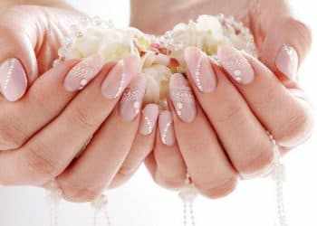 JamAdvice_com_ua_Wedding-manicure-with-lace-1