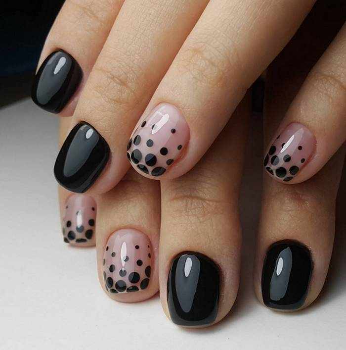 Черный дизайн на короткие ногти с горошками