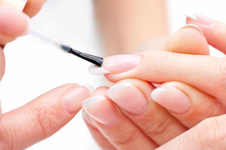 Гель-лак маникюр: нанесение базового слоя на ногти